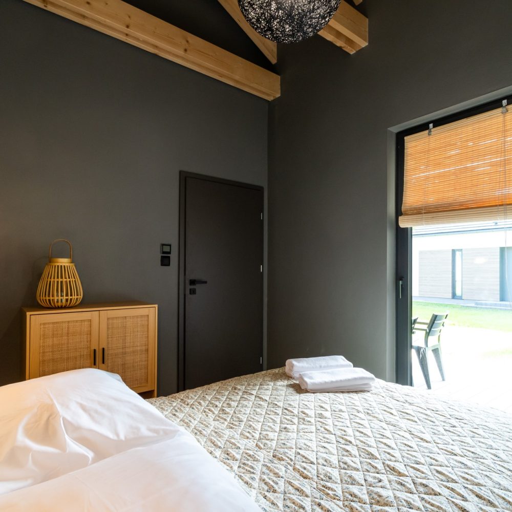 9.sypialnia.lozko.king.size.duze.okno.drzwi.posciel.hotelowa.nad.morzem